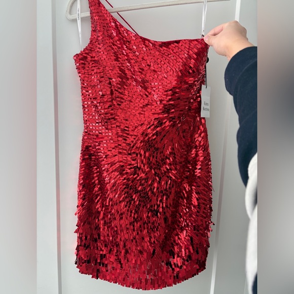 ONE SHOULDER RED SHERRI HILL MINI DRESS WITH 3 STRAPS IN THE BACK SZ 6 - Picture 3 of 11